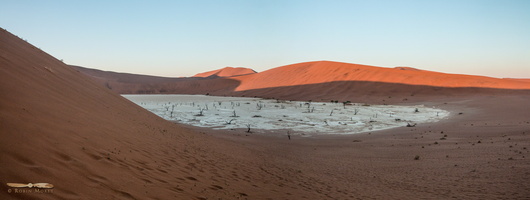 Sun light going down on Deadvlei - Click to open panorama !