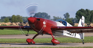 Michael Goulian in his Extra 300