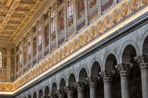 Portraits of popes aroud the nave