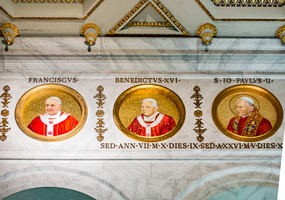Medaillons of the Popes Saint John Paul II, Benedict XVI and Francis.
