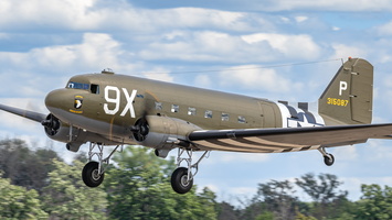 Douglas C-47 (DC-3) 9X 41-18401 N150D