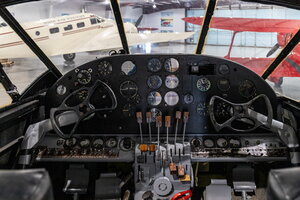 Cockpit Beech S18D CF-BKO